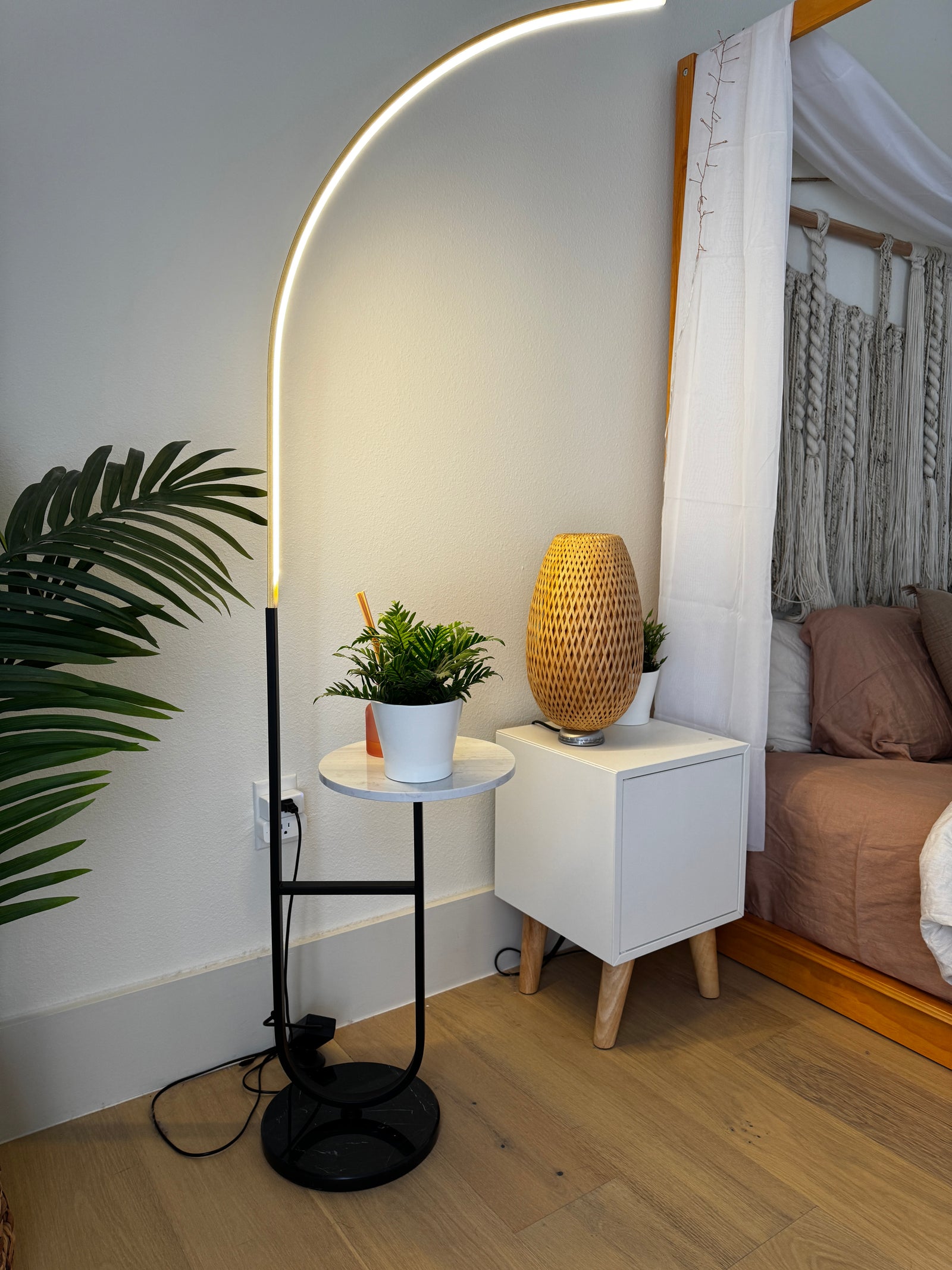 Crescenté Arc Floor Lamp overhead view of circular marble base geometry