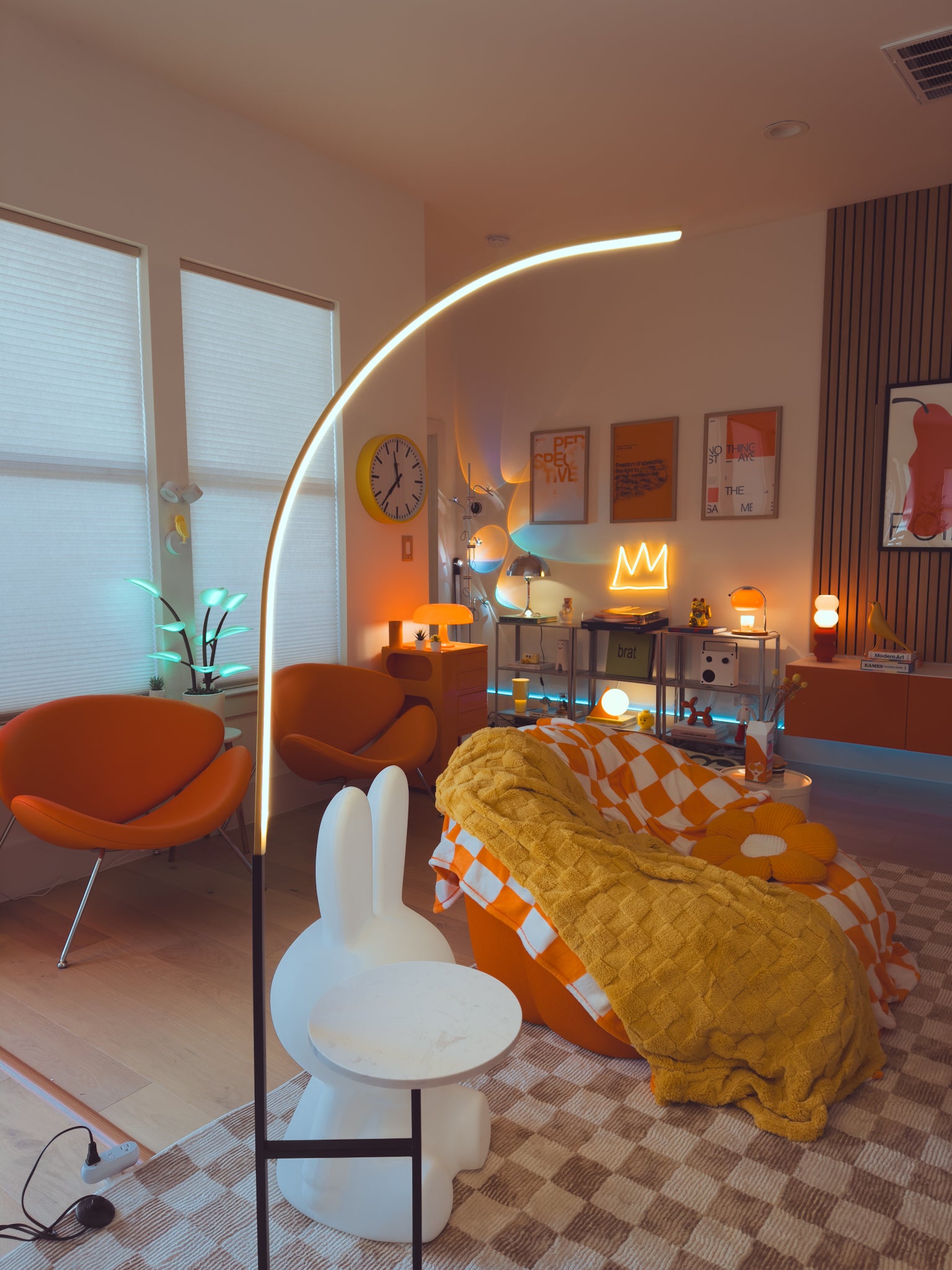 Crescenté Arc Floor Lamp close-up of marble base and chrome stem joint