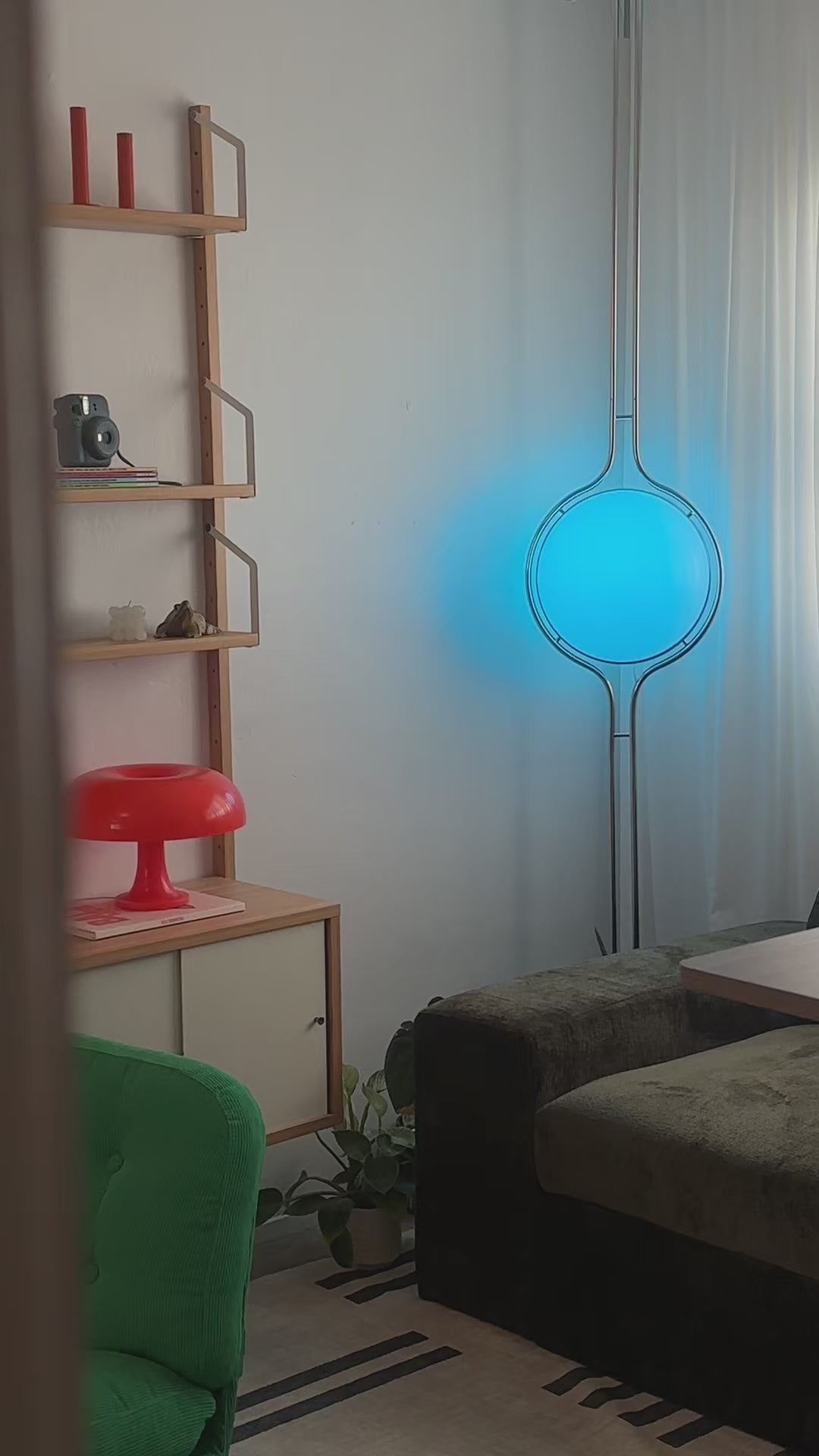 Video of Pluto Floor To Ceiling Lamp showing installation and dimmable LED lighting by La Caza Cali